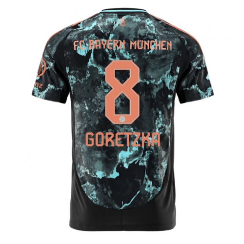 Echipament fotbal Bayern Munich Leon Goretzka #8 Tricou Deplasare 2024-25 maneca scurta Echipament fotbal Bayern Munich Leon Goretzka #8 Tricou Deplasare 2024-25 maneca scurta